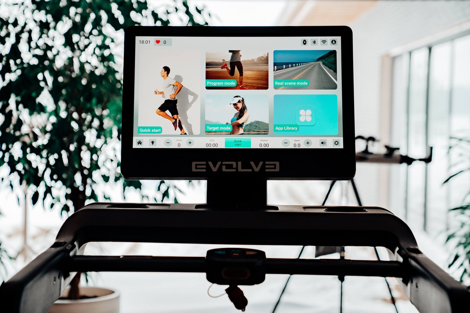 Evolve Treadmill with 23.8'' TFT Console (300-TFT)